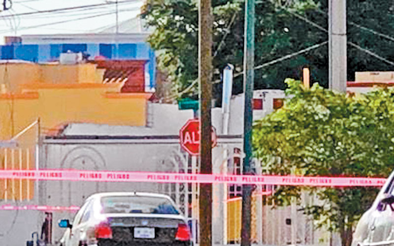 Dos cuerpos encobijados que policías localizaron en la calle de Pradera, de Ciudad Juárez. (Juan José García)