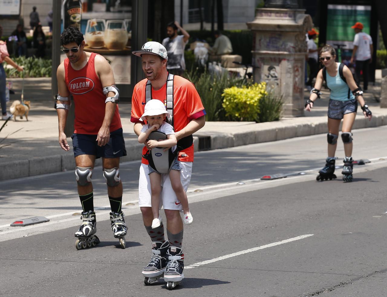 Familias salieron a celebrar el Día del Padre en el paseo dominical de Paseo de la Reforma. (Héctor Téllez | Milenio)