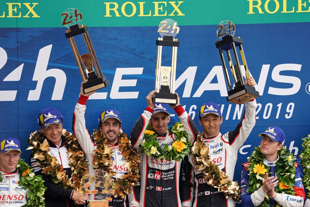 Fernando Alonso,  Sebastien Buemi y Kazuki Nakajima celebran la victoria en las 24 horas de Le Mans (EFE)