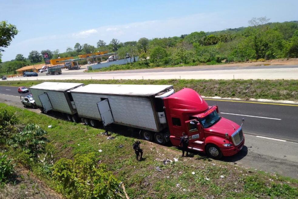 Los migrantes fueron abandonados en un tráiler. (SSP Veracruz)