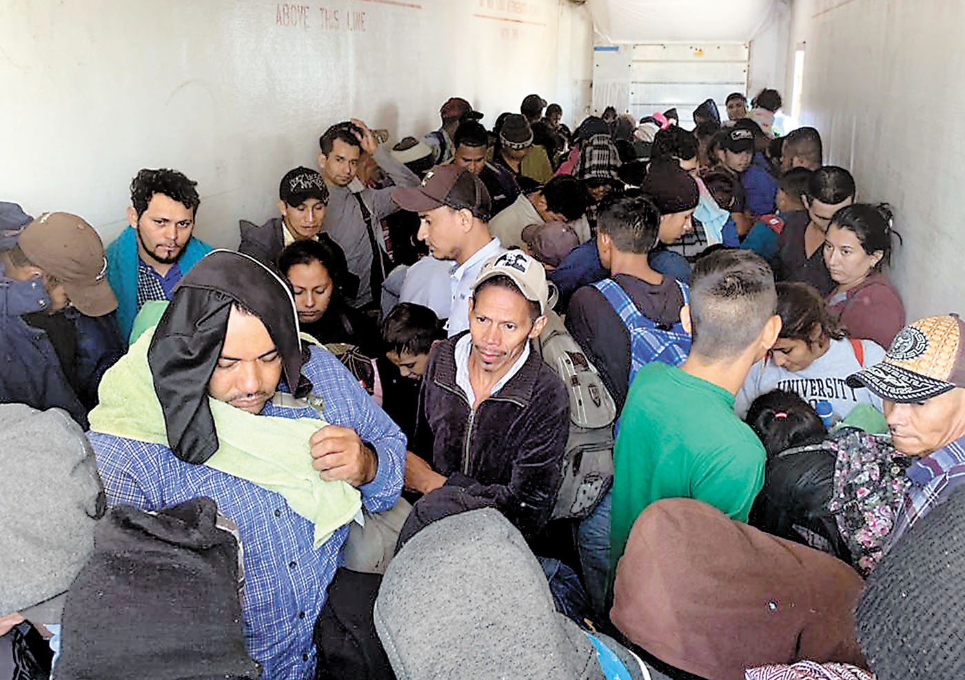 Migrantes en una caja de transporte. (Especial)