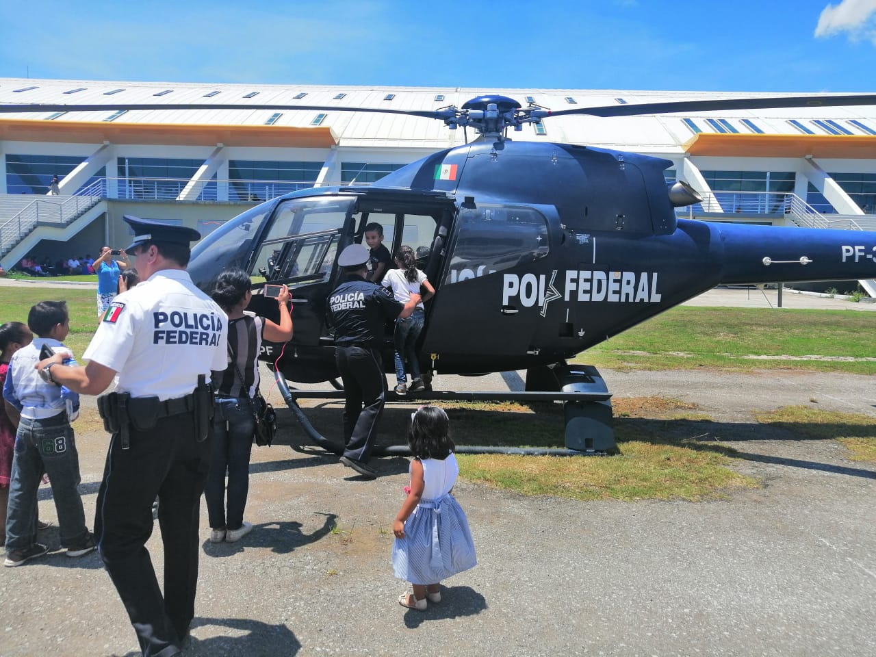 Muestran helicóptero de la Policía Federal.