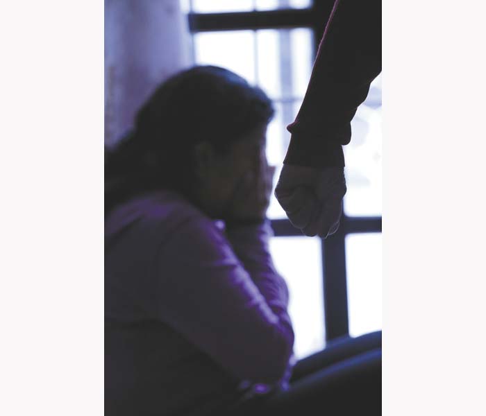 La mujer denunció violencia verbal y física (recreación). Raúl Palacios/Archivo