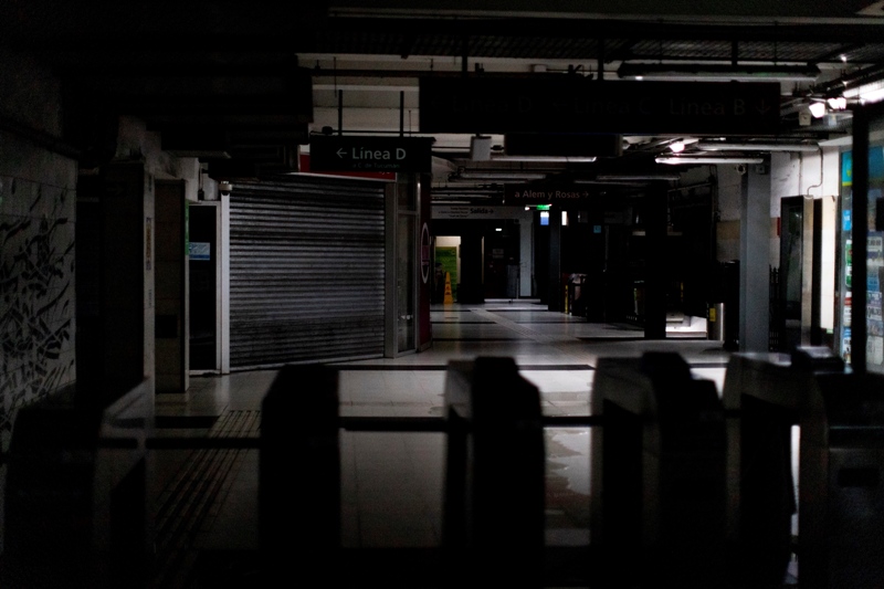 El repentino corte de luz provocó que los trenes y el metro fueran suspendidos en Buenos Aires. (AP)