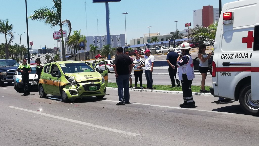 Taxi protagoniza accidente.