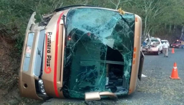 La unidad volcó sobre la carretera Manzanillo- Puerto Vallarta. (Especial)