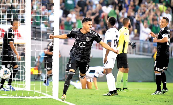 Uriel Antuna celebra uno de sus goles de anoche. imago7