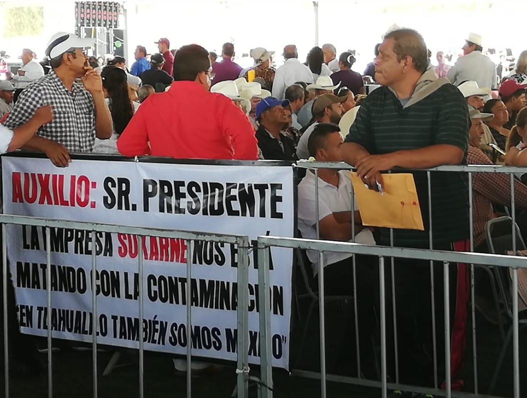 En su visita, AMLO recibió cientos de peticiones de los asistentes. (Isis Rábago)