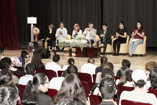 Entrega de becas en la Preparatoria No 4. (Franco González)