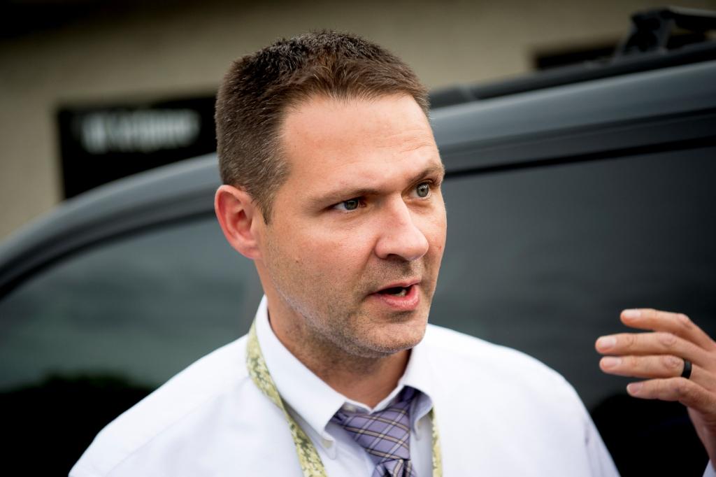 Grayson Fritts se desempeña como pastror y como detective del condado de Knox, en Tennessee (AP)