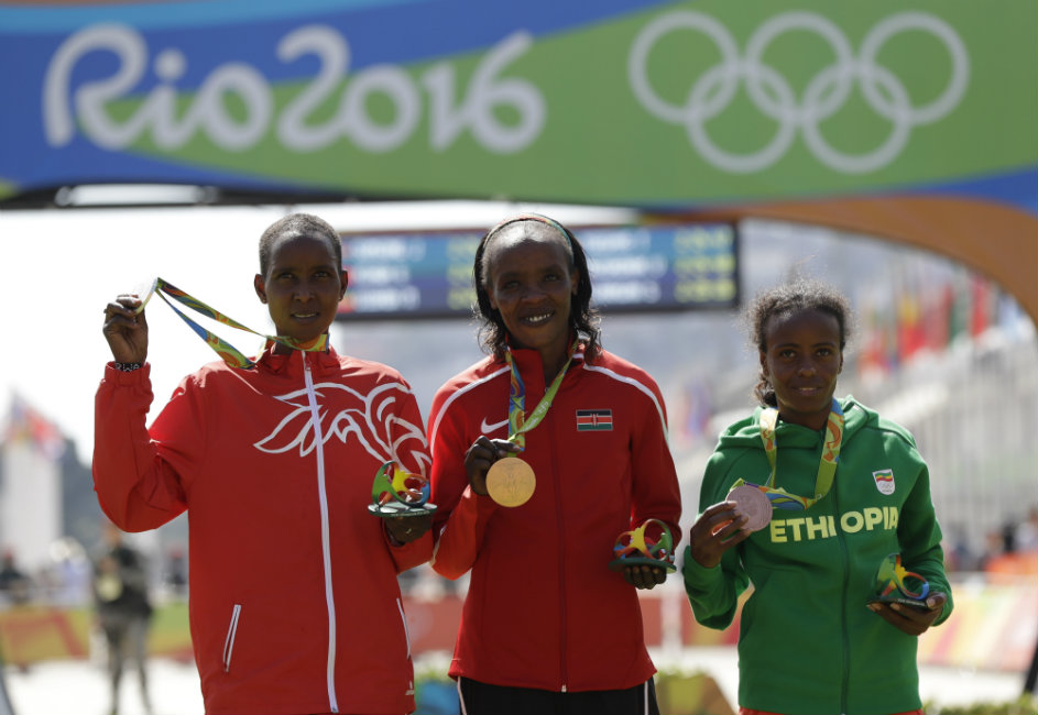 Eunice Jepkirui Kirwa posa desde el podio después del maratón de mujeres en los Juegos Olímpicos de Río de Janeiro, Brasil. (AP Foto/Robert F. Bukaty,