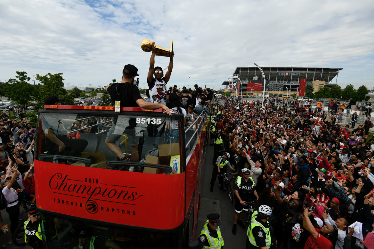 Jugadores de Raptors celebran campeonato de NBA con sus aficionados en Toronto (Reuters)