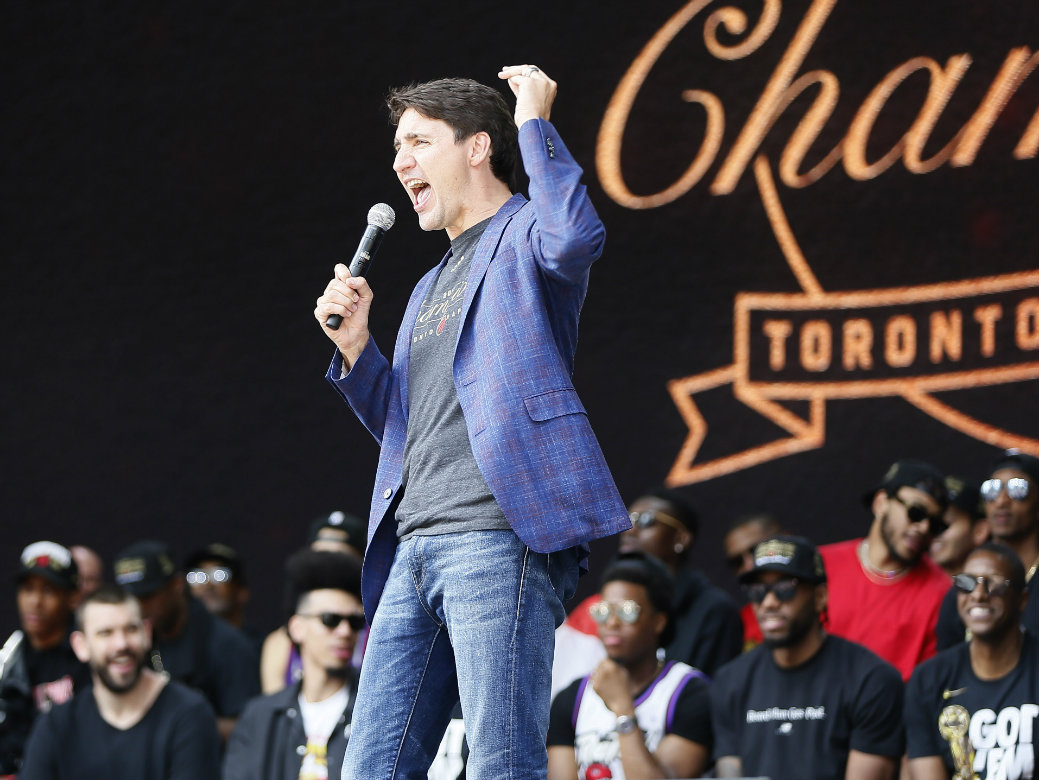 Justin Trudeau se tomó fotografías con aficionados de los Raptors (Reuters)