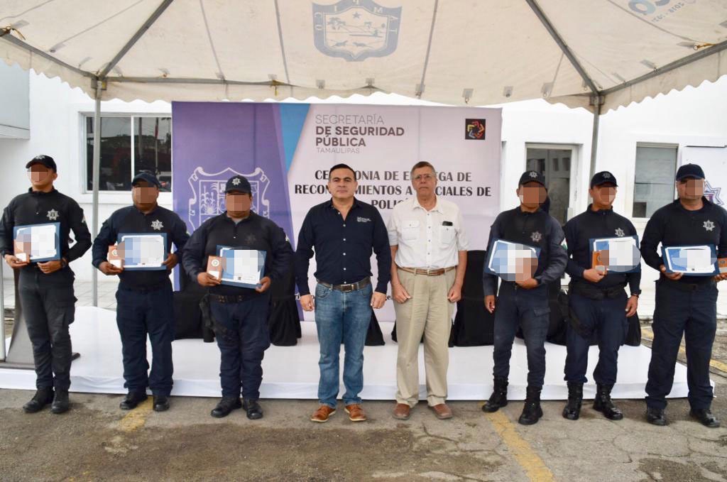Reconocen a policías.