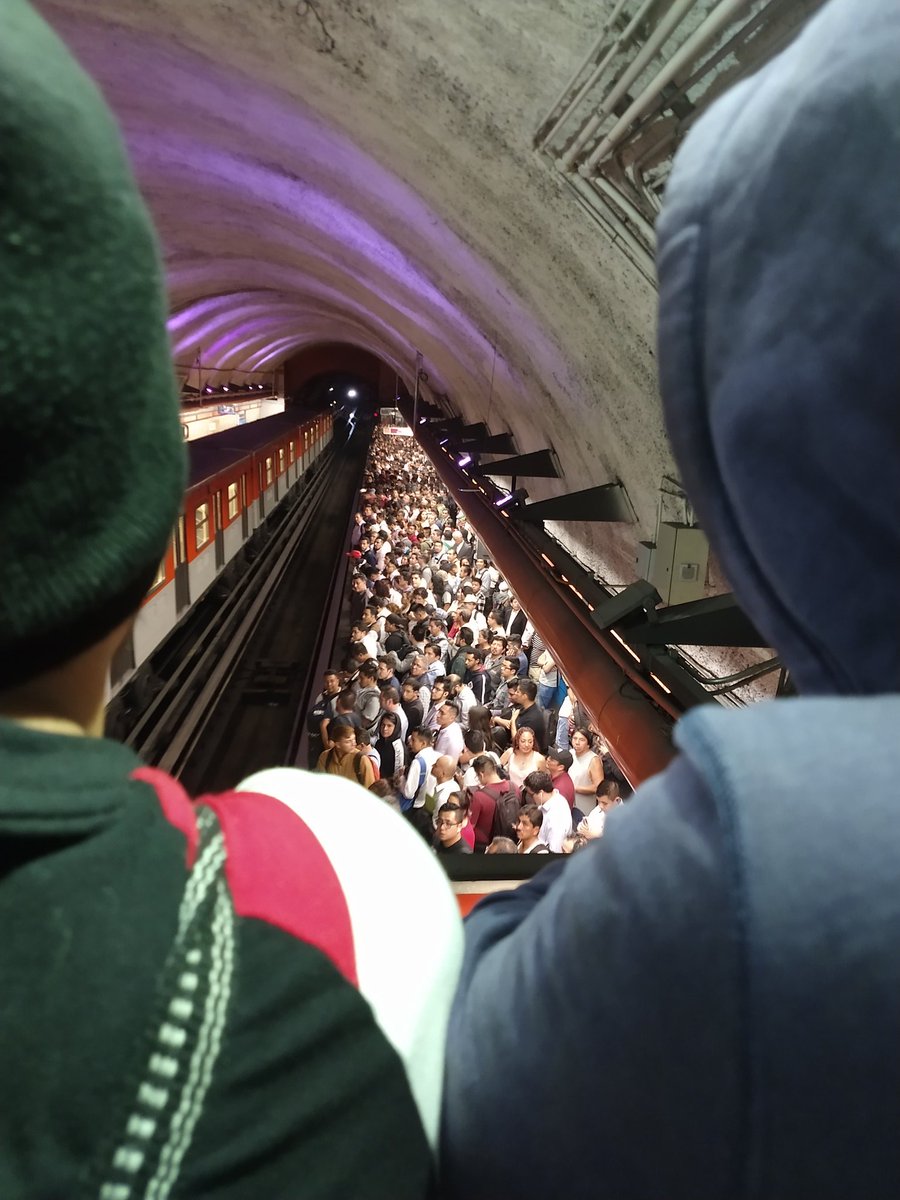 Debido al retraso del paso del Metro, los andenes están saturados en algunas estaciones de la Línea 7.  (Tomado de @SheiLezama)