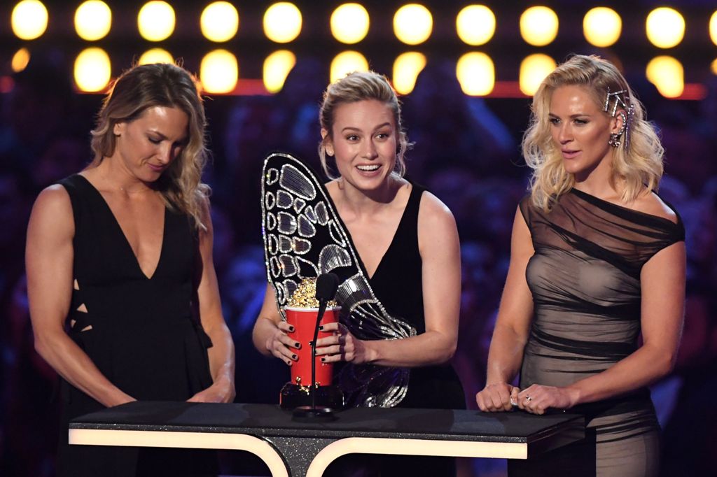 Brie Larson comparte premio de MTV con sus dobles (AFP)