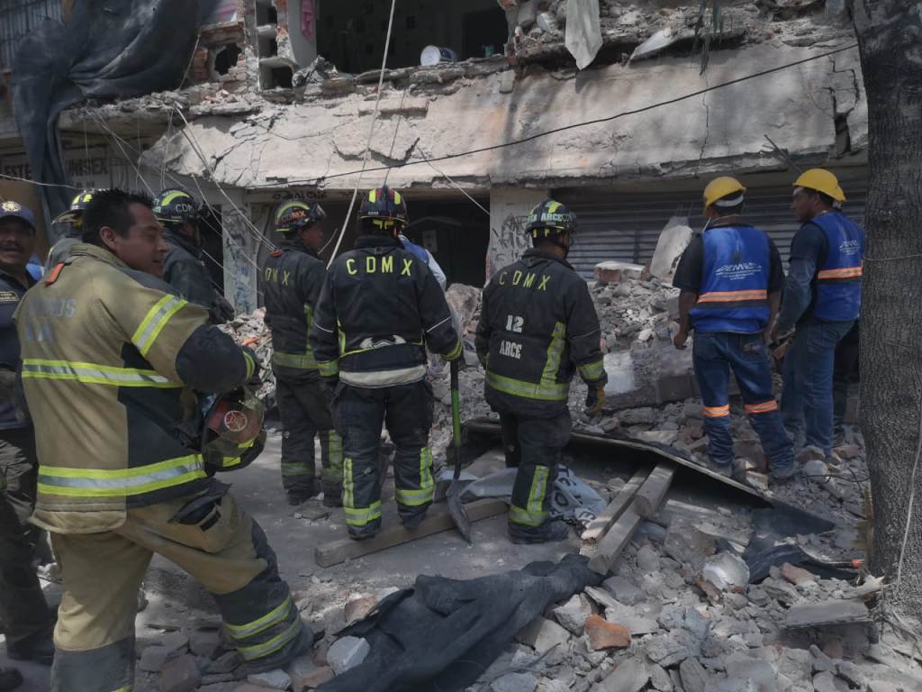 Se derrumbó un inmueble afectado por el 19-S en la Calzada de Tlalpan. | César Velázquez