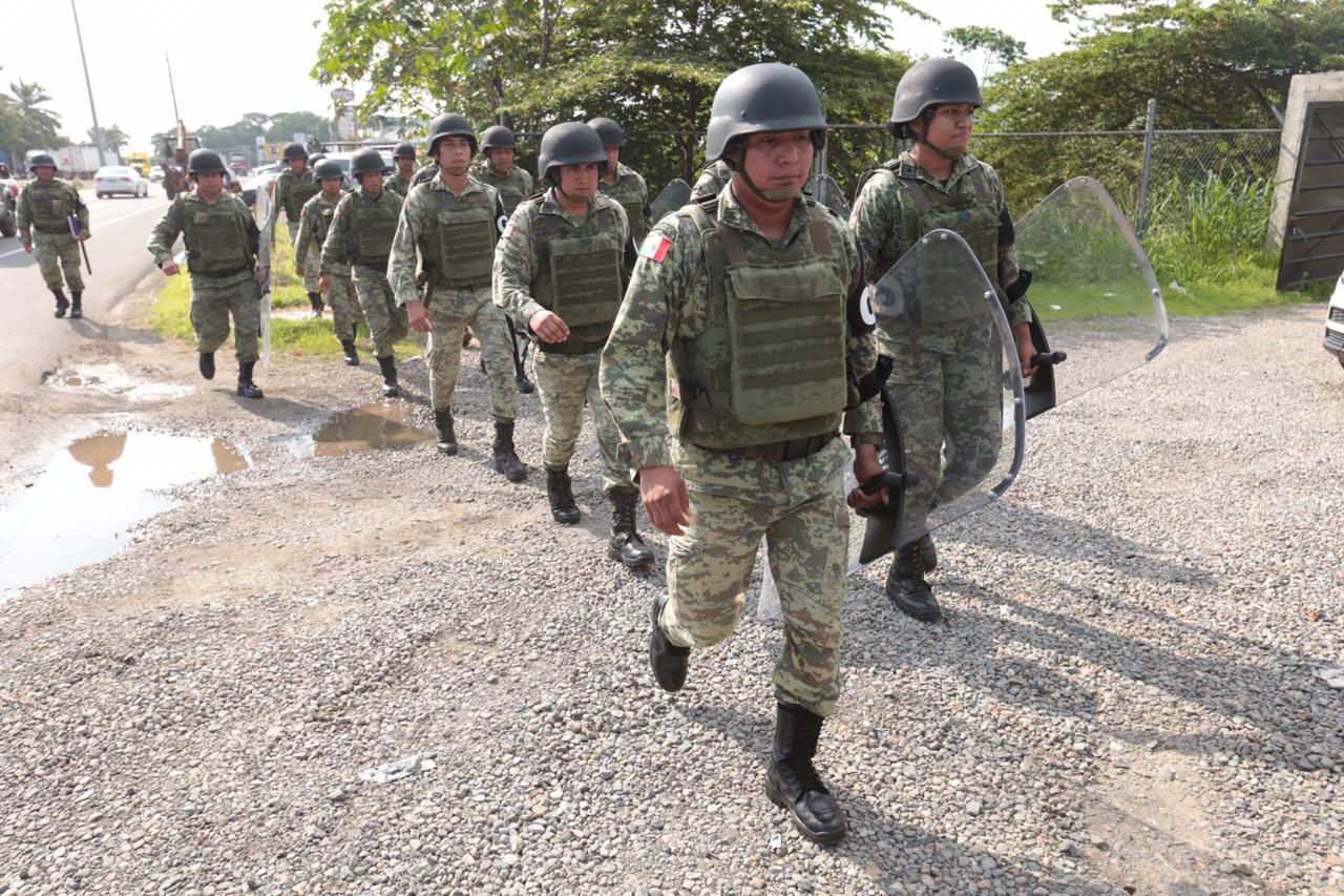 Fuerzas federales lograron contener a los migrantes. (Jesús Quintanar)