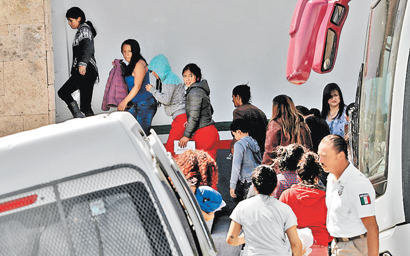 Indocumentados deportados ayer llegan al INM en Ciudad Juárez. (José Luis González/Reuters)
