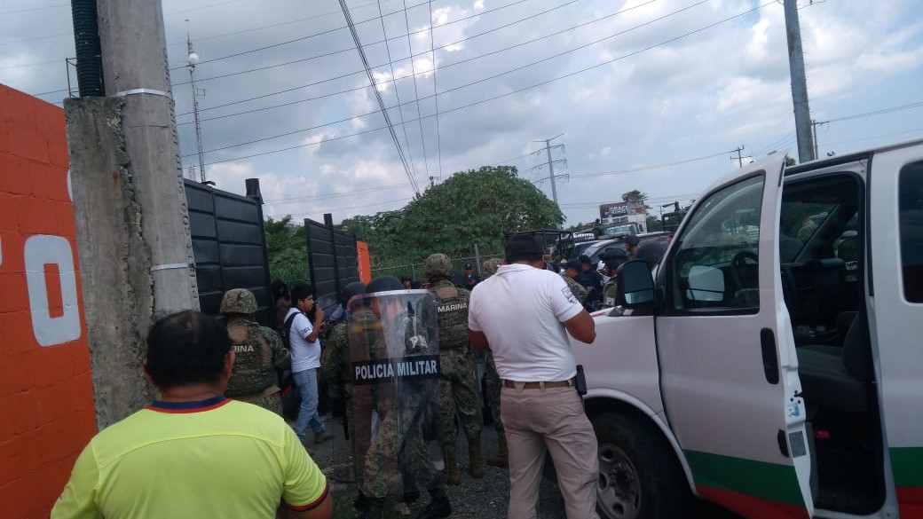 Los migrantes intentaron salir de un albergue en Tapachula. (Abraham Jiménez)
