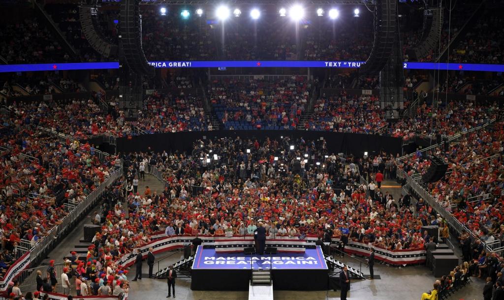 Aproximadamente 20 mil personas está con Donald Trump en el Amway Center en Orlando (AFP)