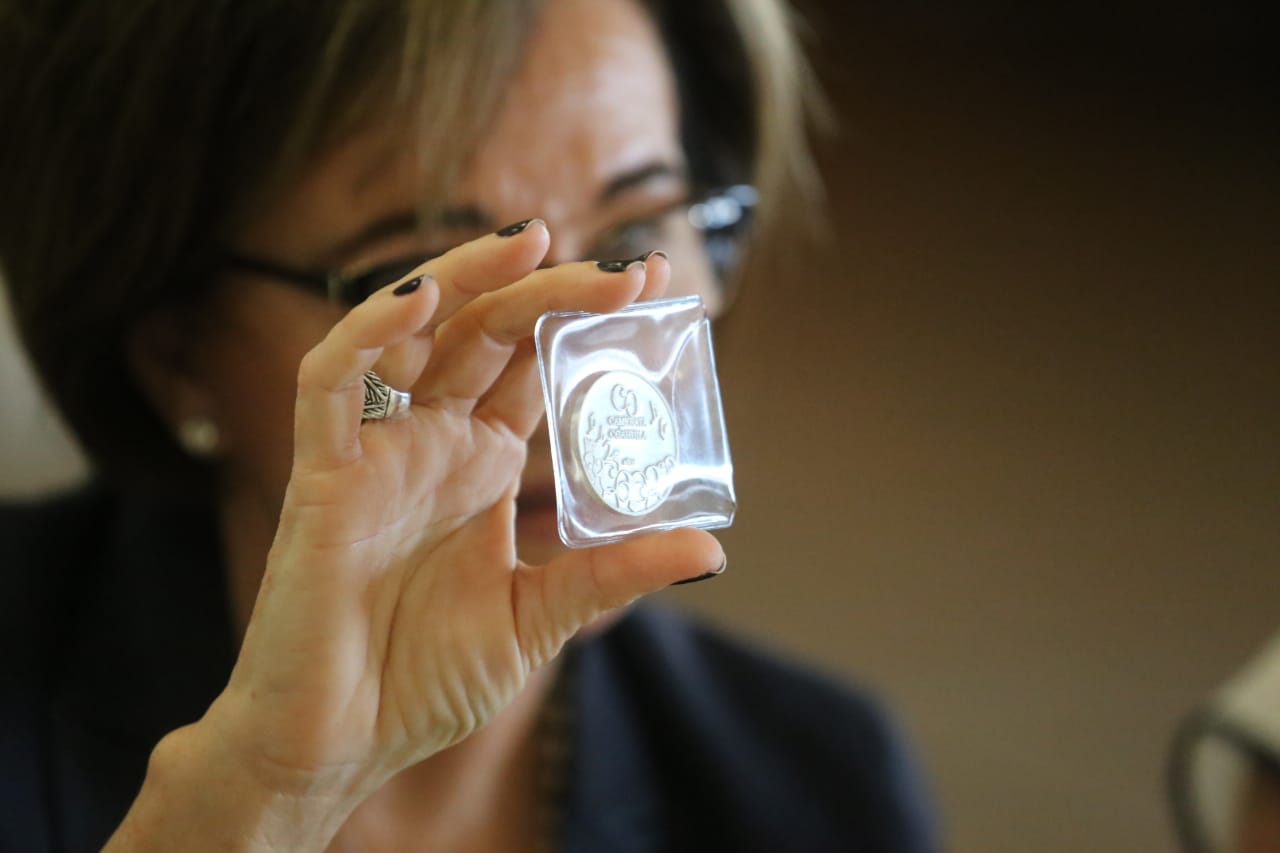 La moneda tiene valor numismático pues fue acuñada en una onza de plata. (Rolando Riestra)