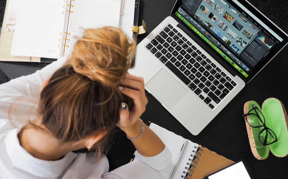 Algunos riesgos del trabajo informal son no tener vacaciones establecidas, inconsistencias en horarios y malos tratos. (Cortesía Pexels)