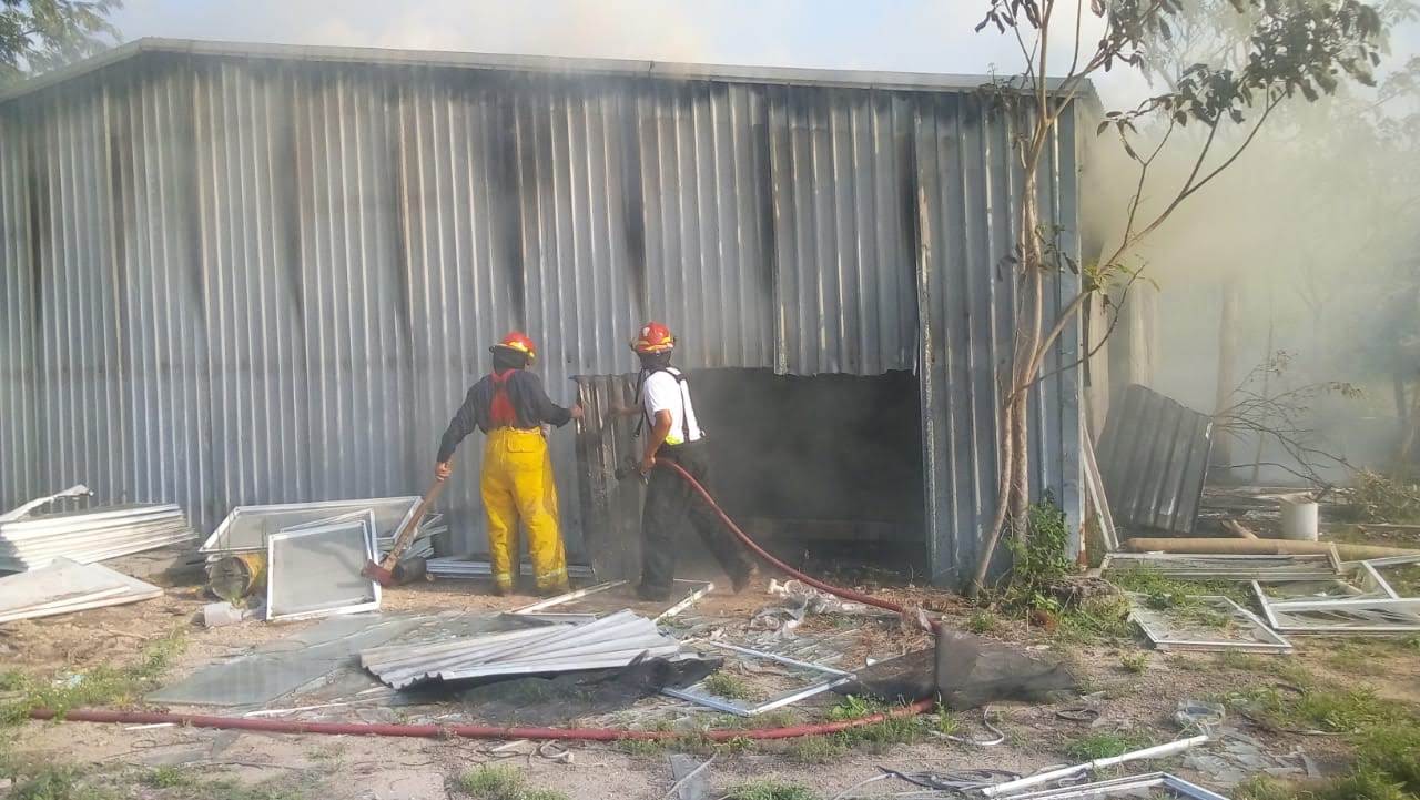 Sofocan fuego de una bodega en desuso (Foto/Sandra Sosa)