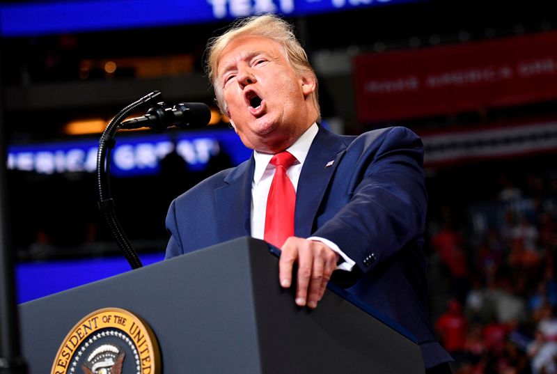 Trump arremetió contra Hillay.
