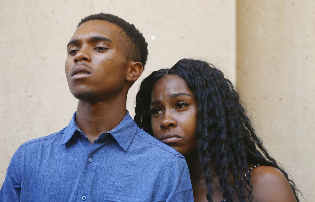 Ames habló brevemente y recibió aplausos al decir que él y su familia tenían suerte de estar vivos luego de semejante incidente. AP