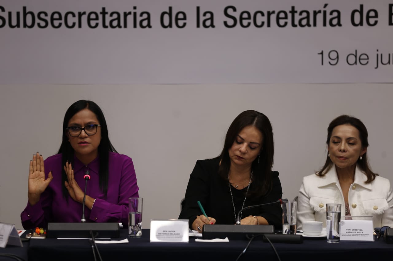 Ariadna Montiel (der) durante su comparecencia en el Senado (Héctor Téllez)