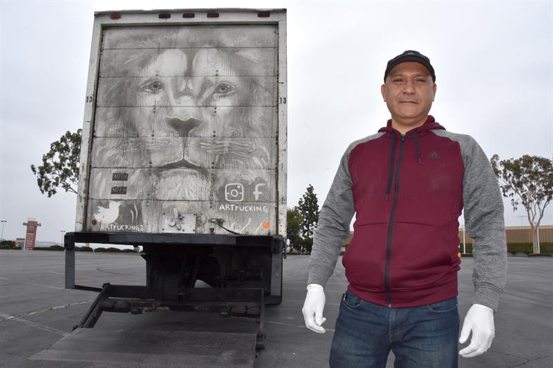 Arnulfo se ha vuelto una celebridad en redes sociales gracias a su arte. (EFE)