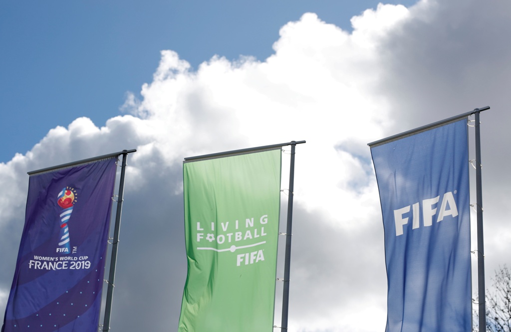 Banderas con el logo de la Copa del Mundo Femenina y la FIFA (Reuters)