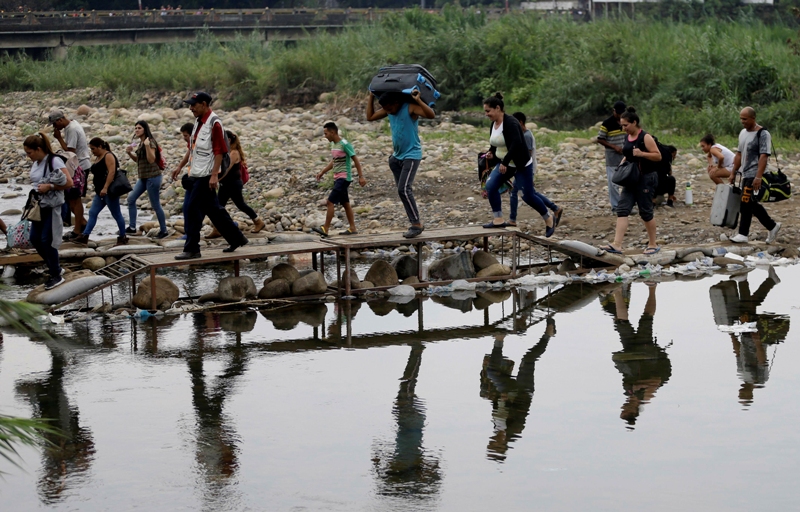 Cuatro de cada cinco refugiados viven en un país vecino al propio, según el informe. (AP)