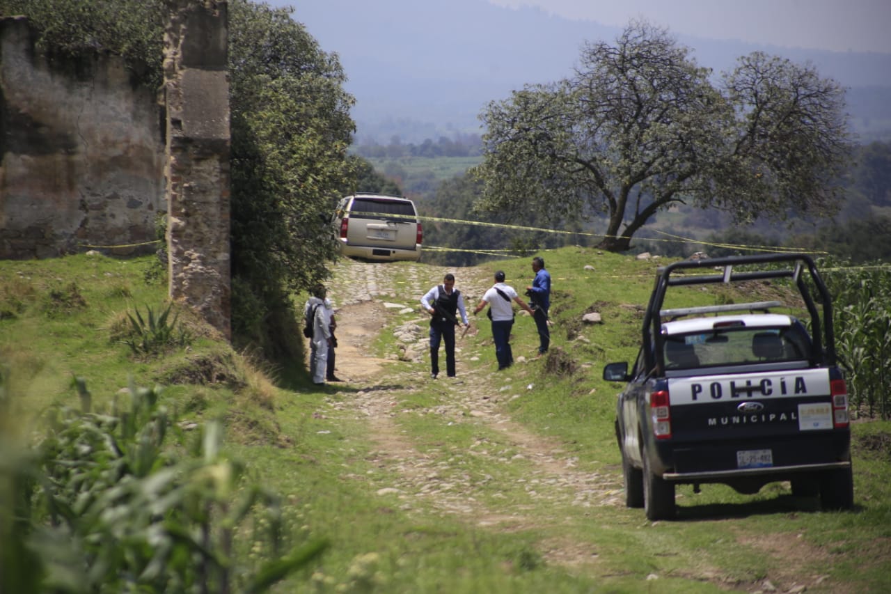 Los cuerpor fueron hallados frente a una camioneta, a la altura de la Ex Hacienda de San Miguel Espejo (Andrés Lobato)