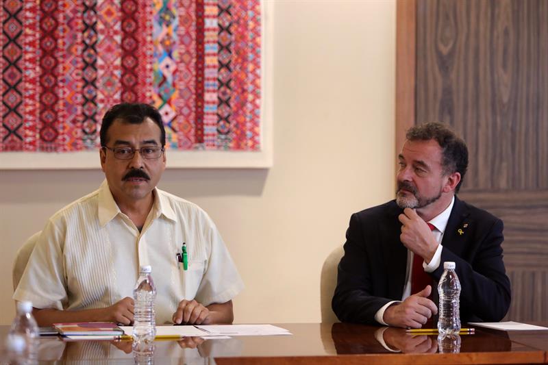 El director de Asuntos Internacionales del Instituto Nacional de Pueblos Indígenas, Saul Vicente, y el conseller de Acción Exterior de la Generalitat,