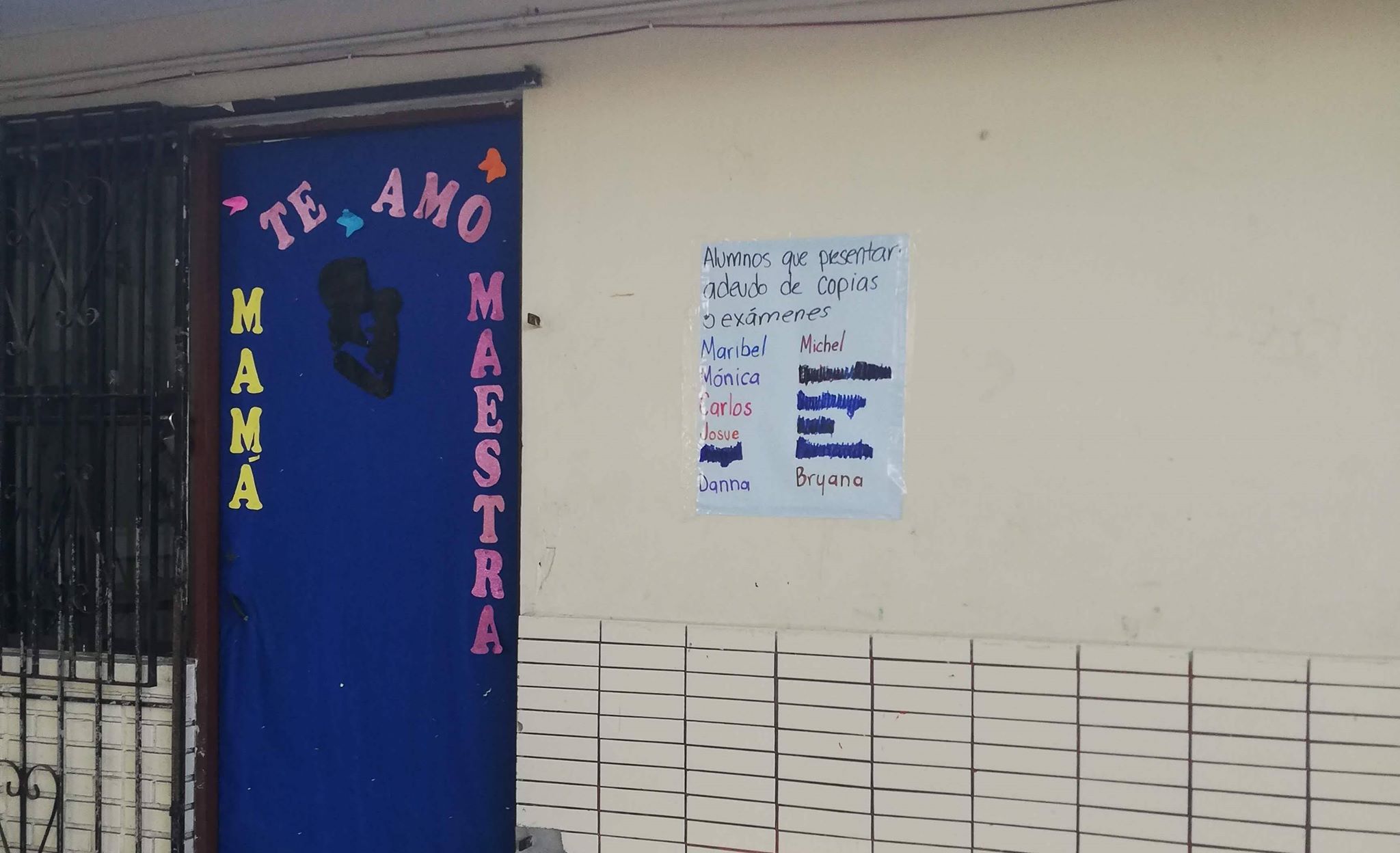 Escuelas ponen listas a las afueras de salones para exponer a deudores (Foto/Anahy Meza)