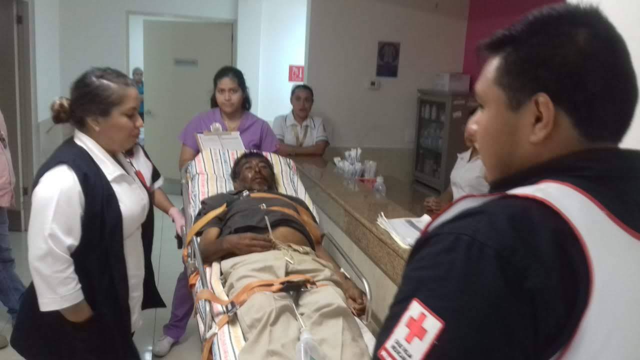 El hombre se encontraba en la vía pública con severo cuadro de deshidratación (Foto/Sandra Sosa)
