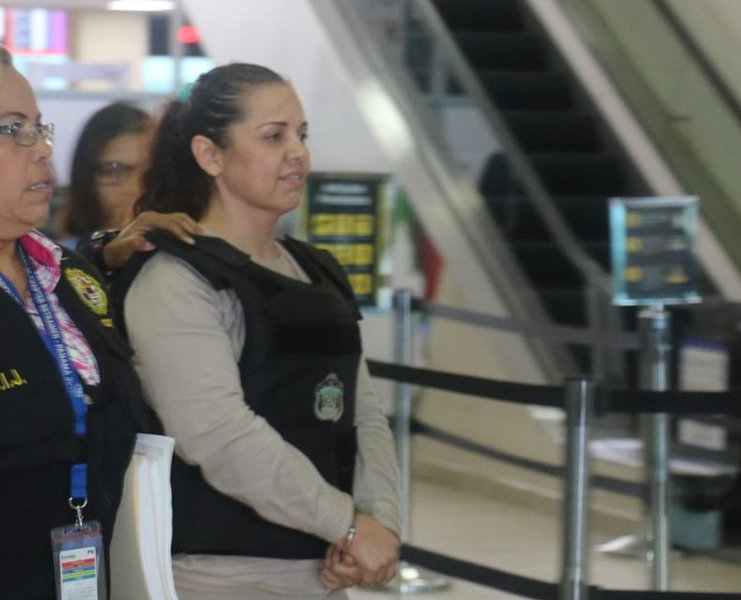 Larrañaga llegó escoltada por agentes de Interpol y del Bloque de Búsqueda de la Policía Nacional, esposada y con chaleco antibalas. (Tomada de @Prote
