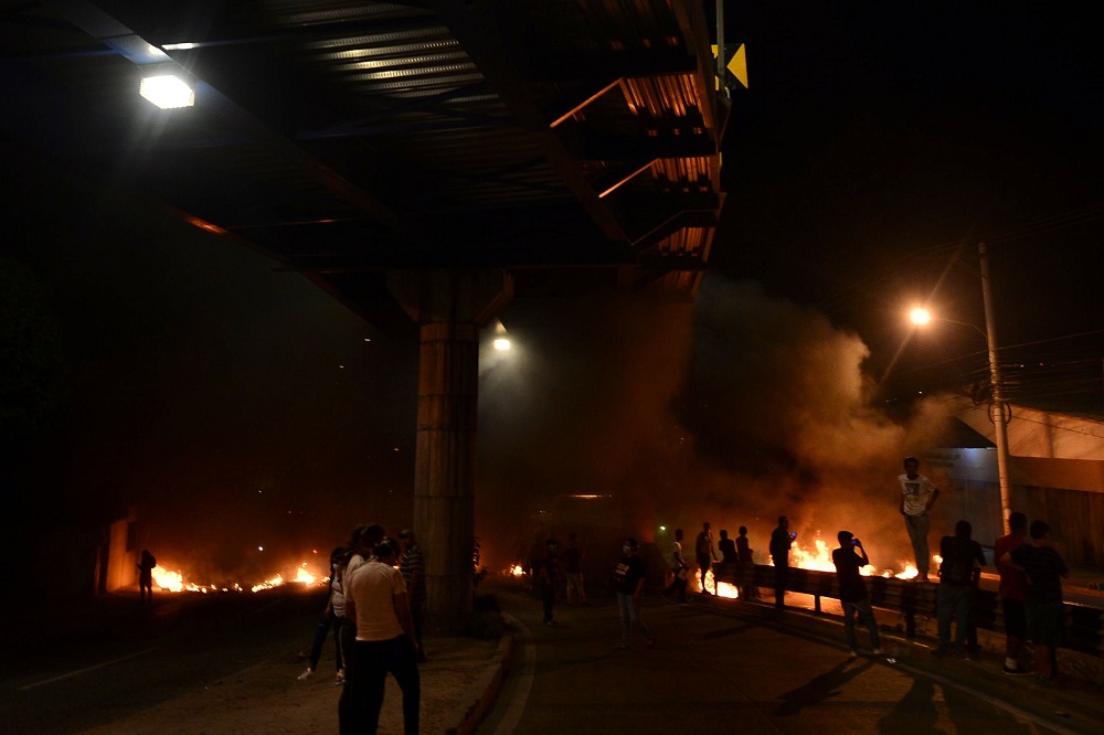 Los manifestantes saquearon e incendiaron negocios en la capital hondureña. (AFP)