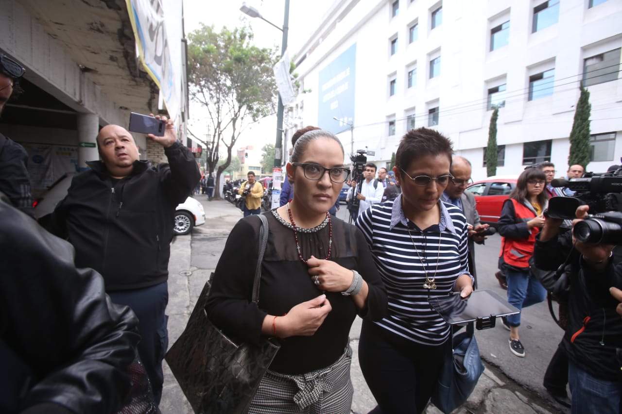 Norelia Hernández, mamá de Norberto Ronquillo, afuera de la PGJ./ Juan Carlos Bautista