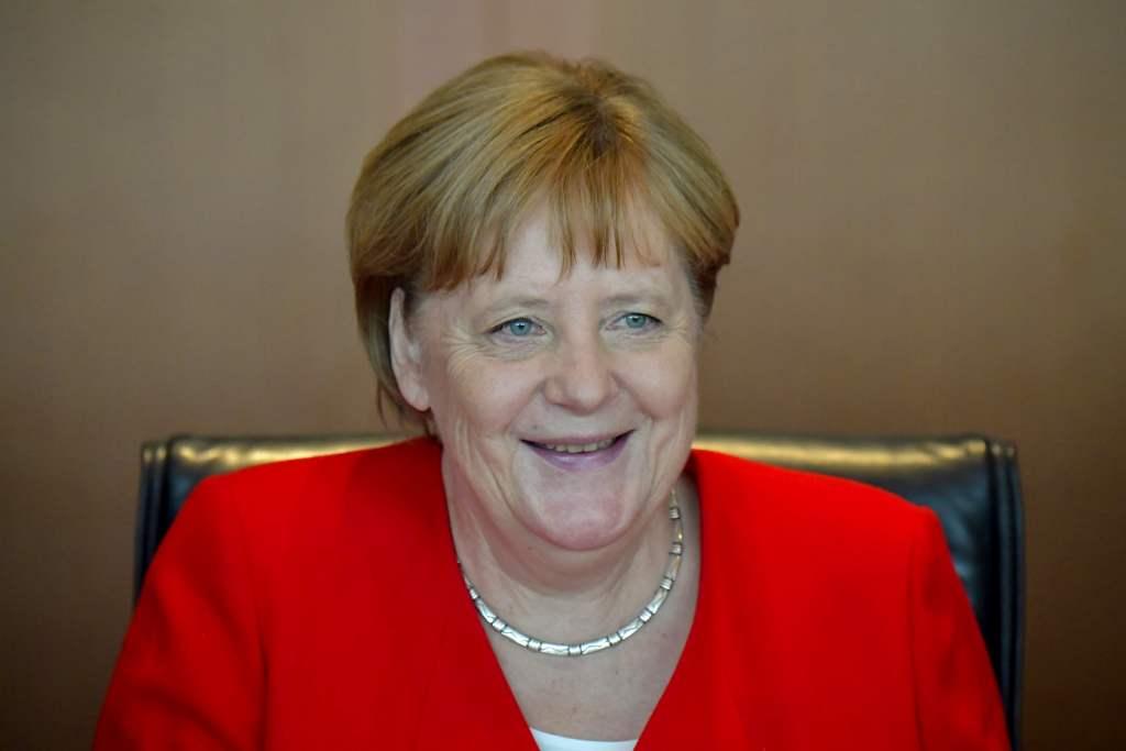 El periódico agregó que el cuerpo de Merkel vibró desde los hombros hasta los pies. AFP