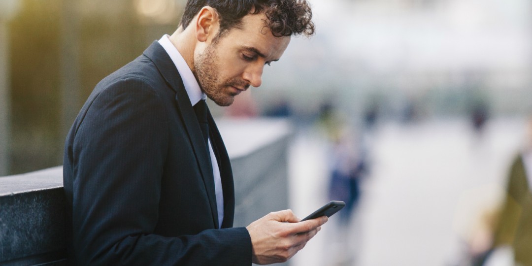 La postura en que usamos el teléfono provoca el crecimiento de un 'cuerno' en el cuello (Especial).