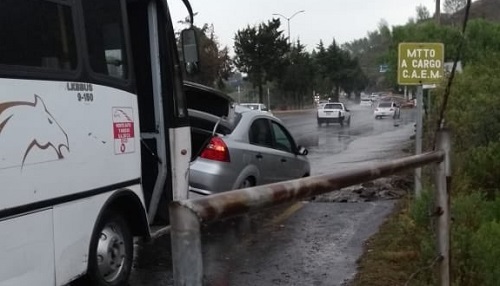 Un auto cayó en el sitio y luego un autobús lo impactó. (Especial)