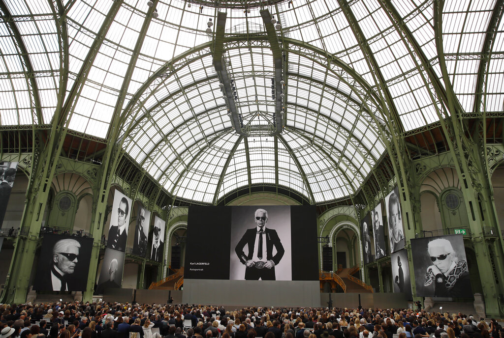Famosos rinden homenaje a Karl Lagerfeld en París (AP).
