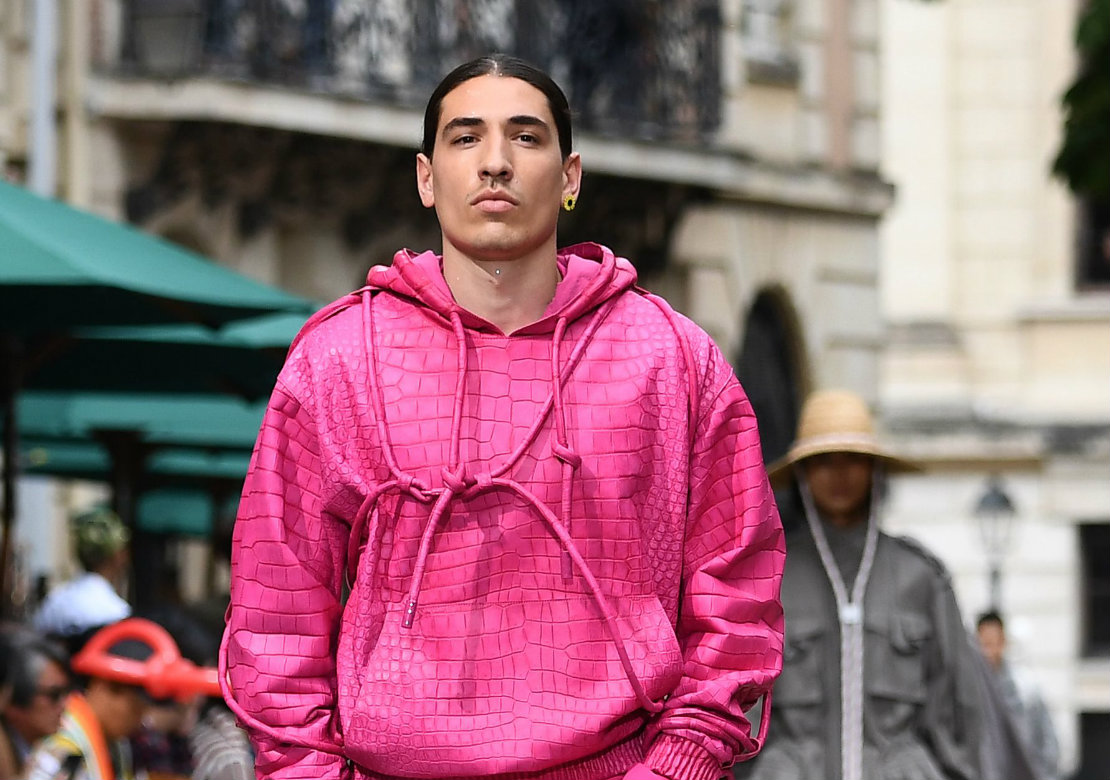 Hector Bellerín, jugador del Arsenal, modela en desfile (AFP)