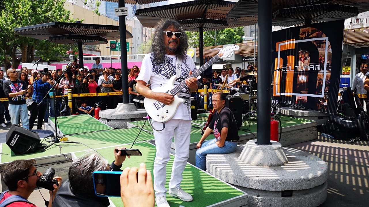 Javier Batiz interpretó algunos de sus éxitos a los usuarios del Metro y fanáticos del rock. (Gabriel Ortega)