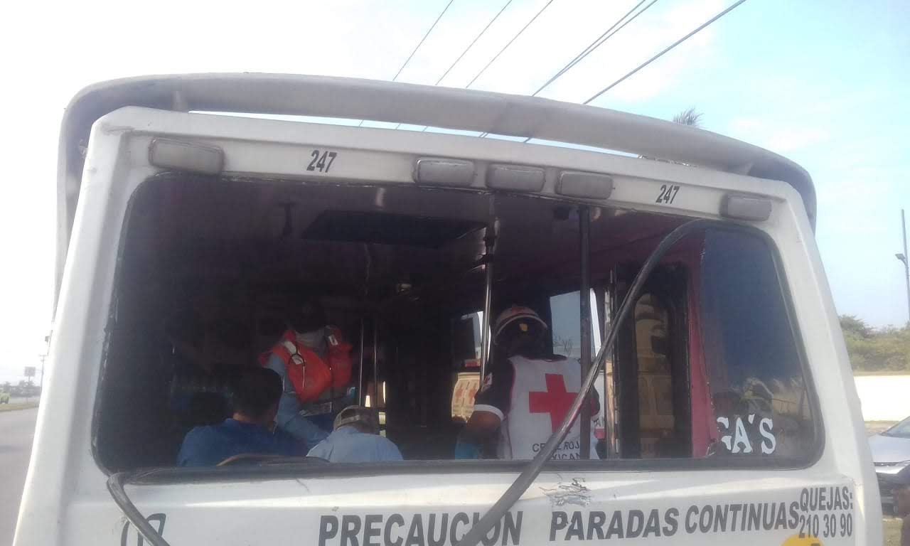 Pasajeros lesionados en accidente vial.