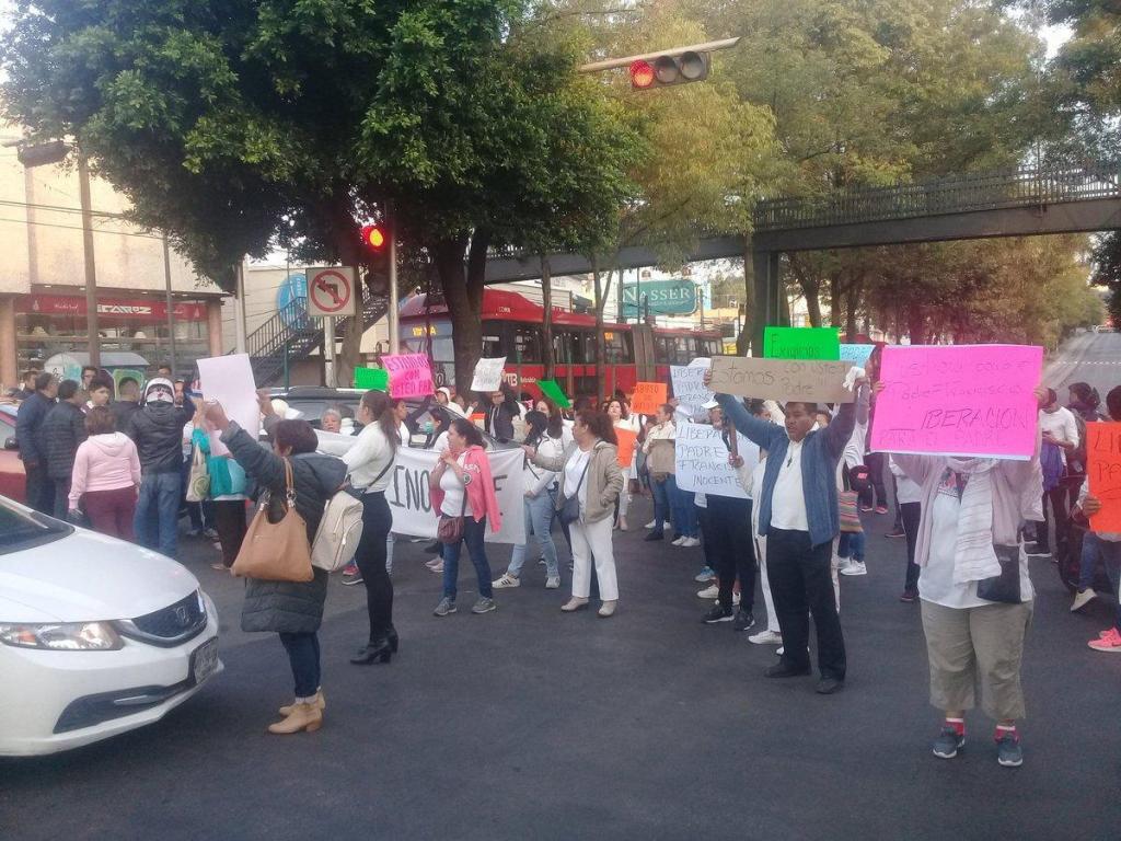 Vecinos de la alcaldía Tlalpan bloquean Insurgentes, para exigir la liberación del sacerdote. | César Velázquez