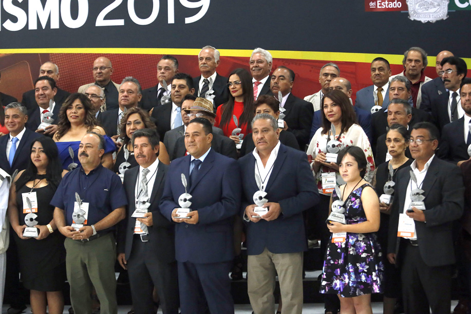 En el acto entregó 25 reconocimientos a los ganadores del premio y 93 preseas por trayectoria periodística. (Rolando Riestra)